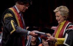 Bà Hillary Clinton nhận bằng danh dự của đại học hàng đầu xứ Wales