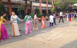 Cô giáo mặc áo dài thi kéo co