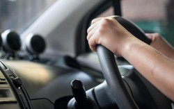 Bé gái 7 tuổi lái xe cứu bố