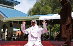 Cặp đôi lĩnh trọn 100 roi vì ngoại tình