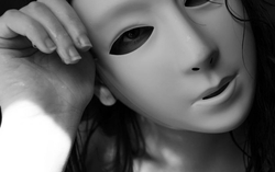 Gỡ bỏ mặt nạ hạnh phúc