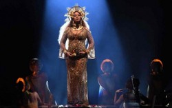 Beyonce kiêu hãnh hát cùng song thai