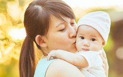 Những điều không được bỏ qua khi tắm nắng cho trẻ