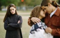 10 năm yêu nhau, người mặc váy cưới không ngờ lại là em gái