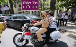 Một nữ sinh được CSGT dùng môtô đặc chủng chở về nhà sau buổi thi
