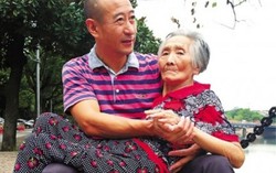 Tan chảy trái tim với chữ hiếu người đàn ông ngũ tuần dành cho mẹ