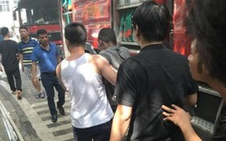 Người mẹ liều mình bế con nhảy lầu thoát khỏi đám cháy đang được cấp cứu tại bệnh viện