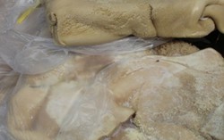 Bỏ xe cùng 12 thùng nội tạng thối chạy thoát thân