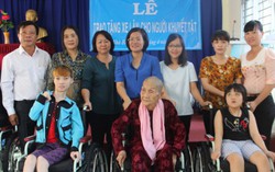 Tặng 47 xe lăn, xe lắc cho phụ nữ, trẻ em khuyết tật