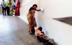 Vợ phải kéo lê chồng bị liệt vào bệnh viện