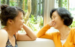 Bên mẹ nhiều hơn nữa dù bận rộn, trước khi mọi thứ trôi qua nhanh