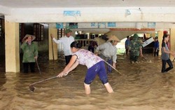  Nghệ An: Mưa lũ chia cắt, hàng nghìn học sinh bỏ lỡ buổi tựu trường