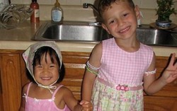 Phát hoảng vì con trai mặc váy, con gái siêu quậy