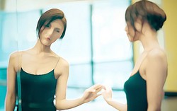 Nhầm người yêu chân quê với cô gái ở quán bar