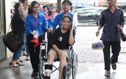 Nữ sinh bị tai nạn giao thông vẫn ngồi xe lăn tới đăng ký thi THPT Quốc gia