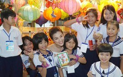 Á hậu Hoàng Oanh trợ giúp trẻ mồ côi, bị bỏ rơi 