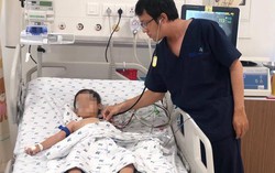 Bé gái thích ăn tóc của chính mình mỗi khi xem tivi