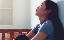Cô gái mất kiểm soát cuộc sống sau khi sinh con