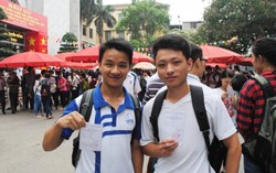 Sinh viên xếp hàng dài thực hiện quyền bầu cử
