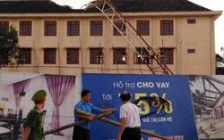 Cần cẩu đổ vào trường học, 1 học sinh tử vong