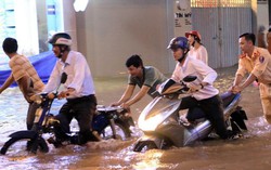 Triều cường dâng cao, nhiều tuyến đường thành phố Vĩnh Long ngập sâu