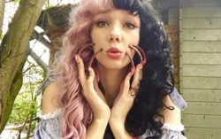 Cô nàng kể khổ sau khi “nhịn” cắt móng tay 4 năm vì đam mê 