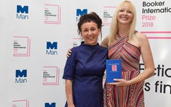 Nữ nhà văn Ba Lan đầu tiên đoạt giải Man Booker 