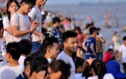 Du khách ùn ùn đổ về biển Nam Định
