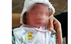 Bé gái nguyên dây rốn bị bỏ rơi trước cổng chùa 