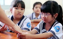Mẹ cuống cuồng mang quần đến cho con ngày đầu vào lớp 1