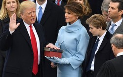 Đệ nhất phu nhân Melania Trump mặc kín trong lễ nhậm chức của chồng