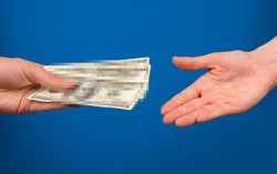 Vợ bị chê là 'dại' vì ngại đề cập đến thu nhập của chồng