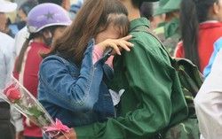 Tân binh xúc động chia tay mẹ, vợ, bạn gái lên đường nhập ngũ