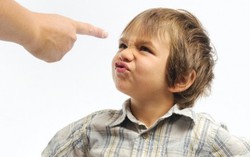 4 ứng xử sai lầm của cha mẹ khi trẻ 'lên cơn' bướng