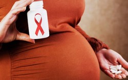 Mẹ nhiễm HIV có thể sinh con hoàn toàn bình thường