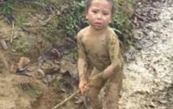 Dân mạng kêu gọi giúp đỡ em bé bơ vơ giữa mùa đông giá lạnh