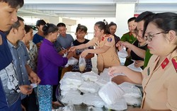 Những suất cơm thiện nguyện ấm lòng người bệnh nghèo