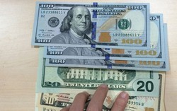 Một phụ nữ Nghệ An bị phạt 40 triệu đồng vì thu mua 100 USD trái phép