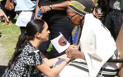 Vợ chồng Hoàng tử Anh Harry và Meghan Markle làm từ thiện ở Nam Phi