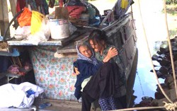 Mẹ già và cháu mồ côi trên vai người phụ nữ đơn thân