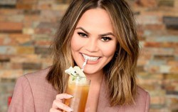 Siêu mẫu Chrissy Teigen từng 'kết bạn' với đồ ăn nhanh để tiết kiệm
