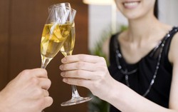 Lấy trộm tiền và trang sức của người tình giấu trong chậu cây cảnh