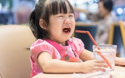 Mẹ bất lực khi con là đứa trẻ siêu vòi vĩnh