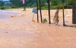 Mưa lũ dâng cao, 8 người dân tộc Chứt bị mắc kẹt trong rừng