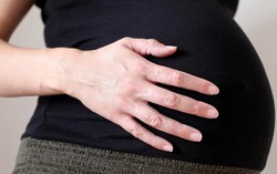 Bà bầu bị bạo lực gia đình dễ sinh non