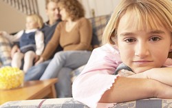 Cha mẹ thiếu công bằng khiến các con ghét nhau ra mặt