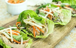 Làm nộm chay ngũ sắc đón mừng đại lễ Phật đản 