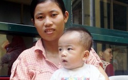 Đi khắp bệnh viện xin tiền chữa bệnh u máu cho con