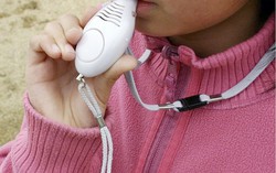 Sau vụ bé gái bị sàm sỡ trong thang máy: Mẹ tức tốc mua còi báo động cho con phòng vệ