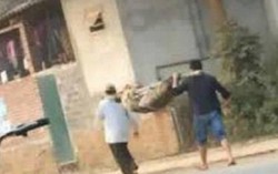 Bộ Y tế yêu cầu xác minh vụ bó chiếu khiêng xác về nhà